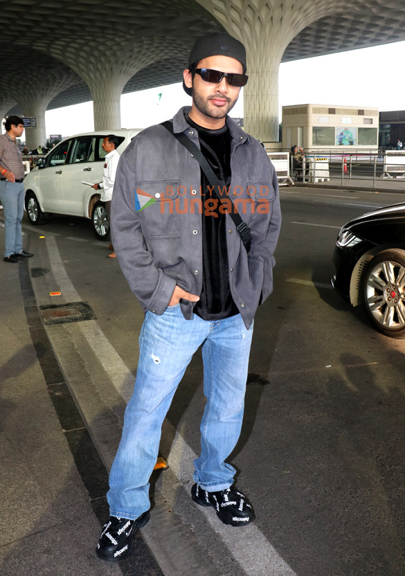photos saif ali khan kareena kapoor khan parineeti chopra and others snapped at the airport 2