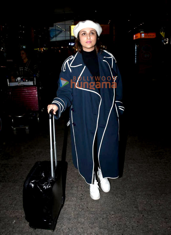 photos saif ali khan kareena kapoor khan and parineeti chopra snapped at the airport 2