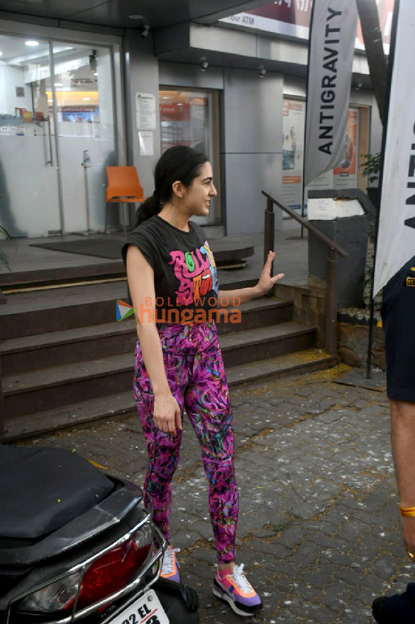 Photos: Sara Ali Khan snapped outside the gym Photos: Sara Ali Khan snapped outside the gym