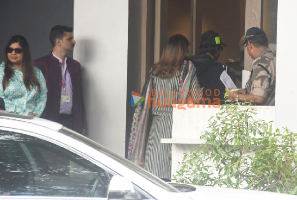 photos shah rukh khan and rani mukerji spotted at kalina airport 3