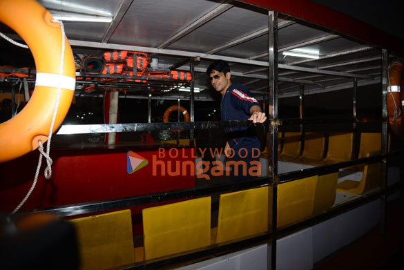 photos sidharth malhotra snapped at versova jetty 1 3