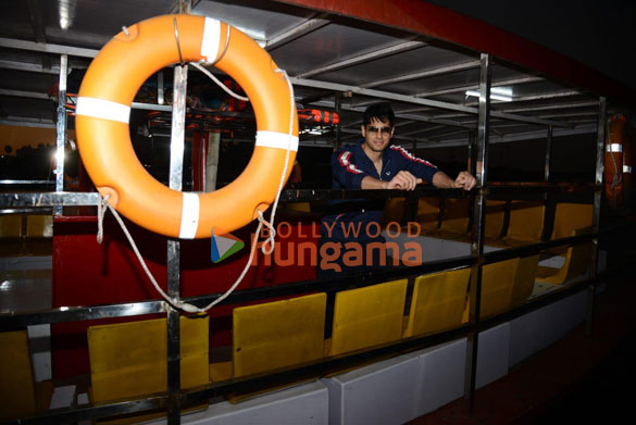photos sidharth malhotra snapped at versova jetty 2 3