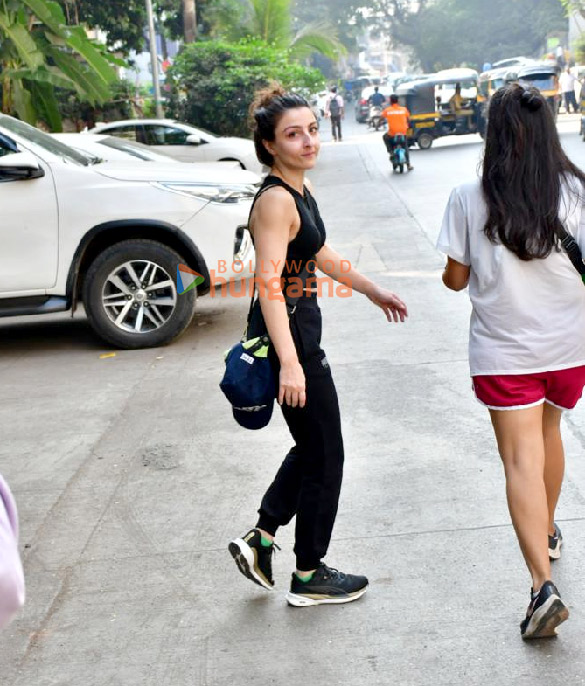 photos soha ali khan spotted in bandra 3