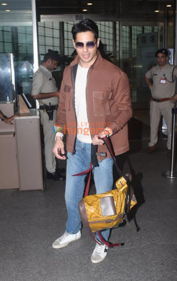 photos sonam kapoor ahuja daisy shah suniel shetty and others snapped at the airport 112 2