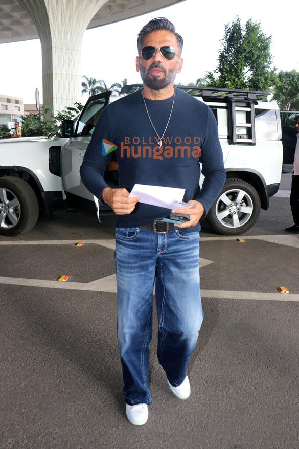 photos sonam kapoor ahuja daisy shah suniel shetty and others snapped at the airport 7