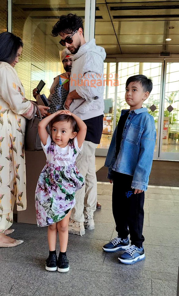 photos sunny leone urvashi rautela mandira bedi and others snapped at the airport 3 2