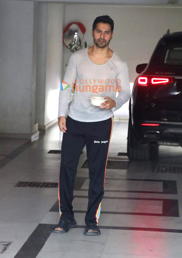 photos varun dhawan snapped at karan johars residence 3