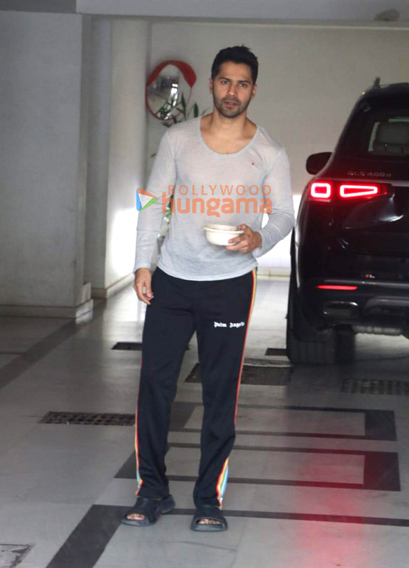 photos varun dhawan snapped at karan johars residence 4