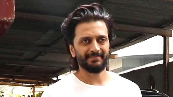 Riteish Deshmukh gets clicked by paps in a plain white tshirt