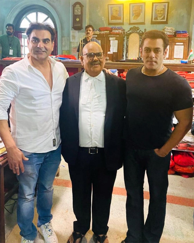 Salman Khan is all smiles as he meets Satish Kaushik, Arbaaz Khan on the sets of Patna Shukla; see photos 