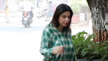 Shanaya Kapoor gets clicked with mom Maheep Kapoor in the city