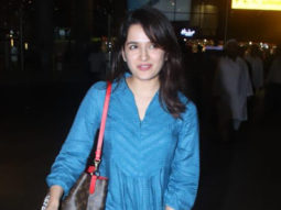 Shirley Setia smiles for paps at the airport