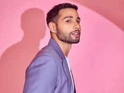 Siddhant Chaturvedi teases his fans saying, “Kuch pak raha hai” while giving a hint about his next track; watch video