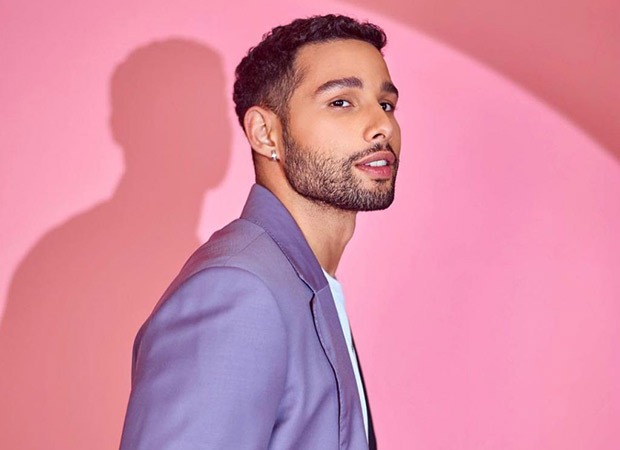 Siddhant Chaturvedi teases his fans saying, “Kuch pak raha hai” while giving a hint about his next track; watch video 