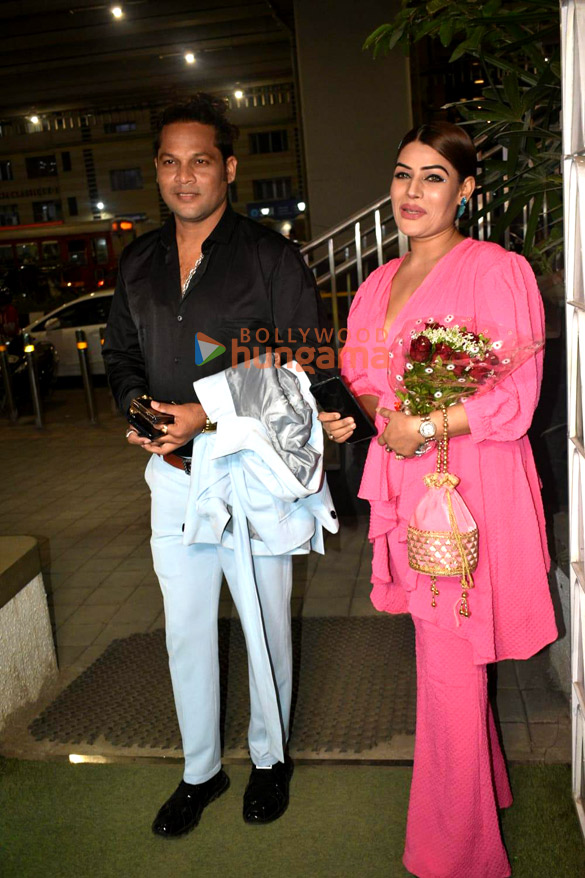 snapped bollywood veterans sunil pal and prakash tiwari madhur attend karishma raos birthday party 7