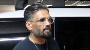 Suniel Shetty poses for paps & fans at the airport