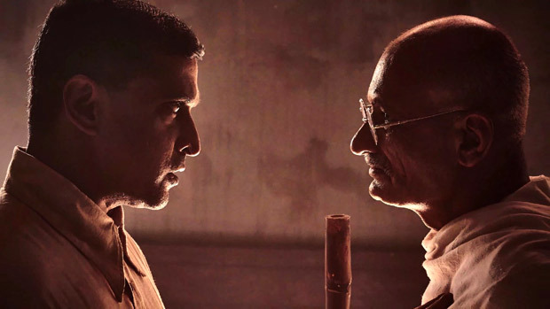 Gandhi Godse – Ek Yudh Motion Poster: It is Deepak Antani vs Chinmay Mandlekar in Rajkumar Santoshi directorial Gandhi Godse – Ek Yudh Motion Poster: It is Deepak Antani vs Chinmay Mandlekar in Rajkumar Santoshi directorial