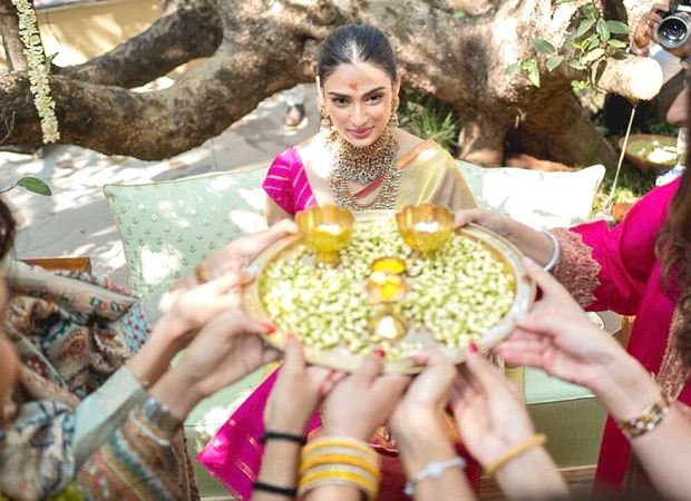 Athiya Shetty shares unseen pictures from her wedding; see photos : Bollywood News