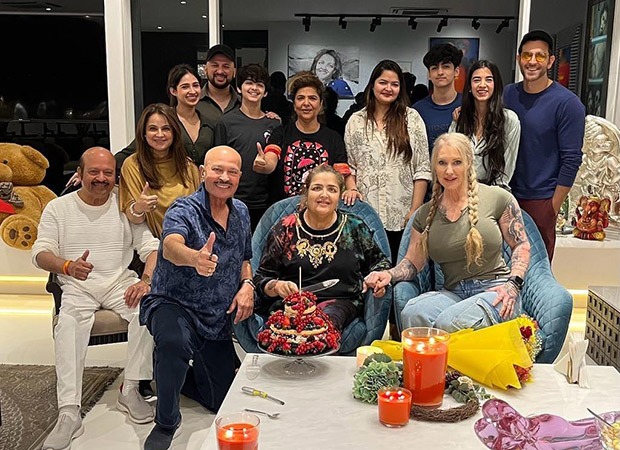 Hrithik Roshan and Saba Azad pose together with the entire Roshan clan ...