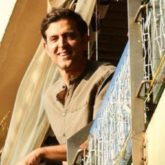 Hrithik Roshan blows kisses, waves at fans gathered outside his home, watch 