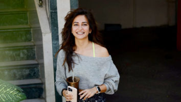 Kriti Kharbanda flashes her cute smile as she poses for paps