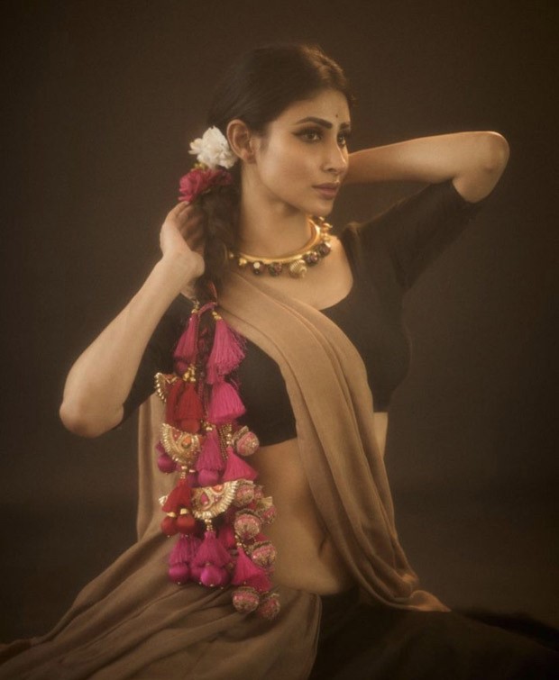 Mouni Roy is our current favourite desi girl in minimal yet stylish beige saree and pink parandi Mouni Roy is our current favourite desi girl in minimal yet stylish beige saree and pink parandi