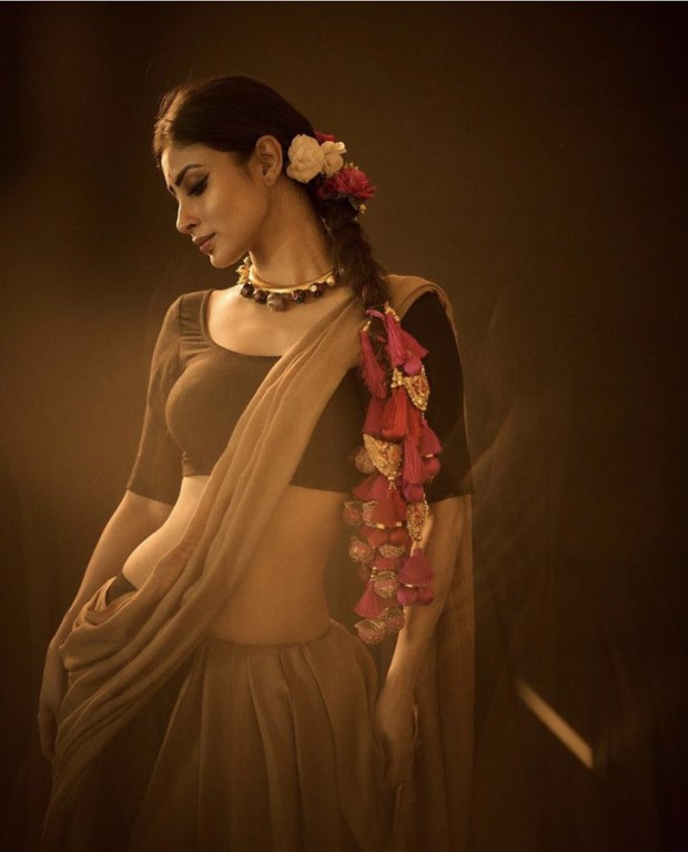 Mouni Roy is our current favourite desi girl in minimal yet stylish beige saree and pink parandi Mouni Roy is our current favourite desi girl in minimal yet stylish beige saree and pink parandi