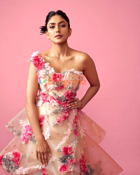 mrunal thakur 5 26