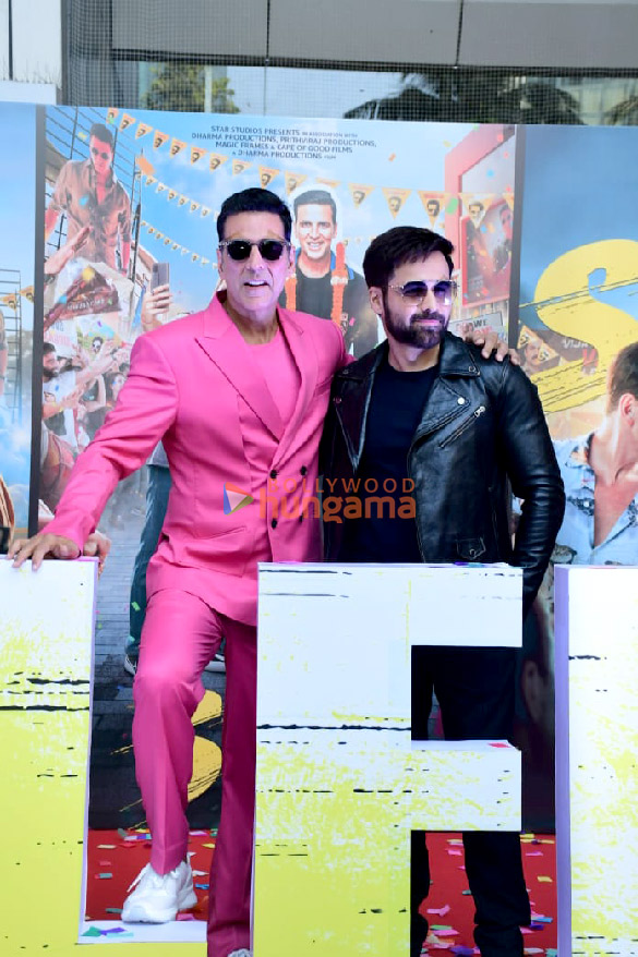 photos akshay kumar emraan hashmi nushrratt bharuccha and diana penty snapped at the trailer launch of selfiee 5