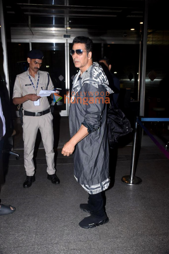 photos akshay kumar snapped at the airport 2 2