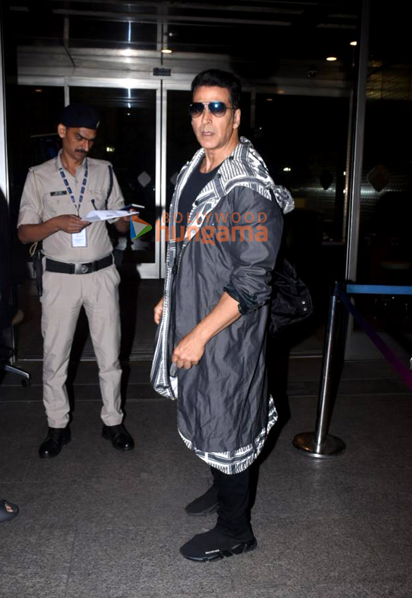 photos akshay kumar snapped at the airport 4 2