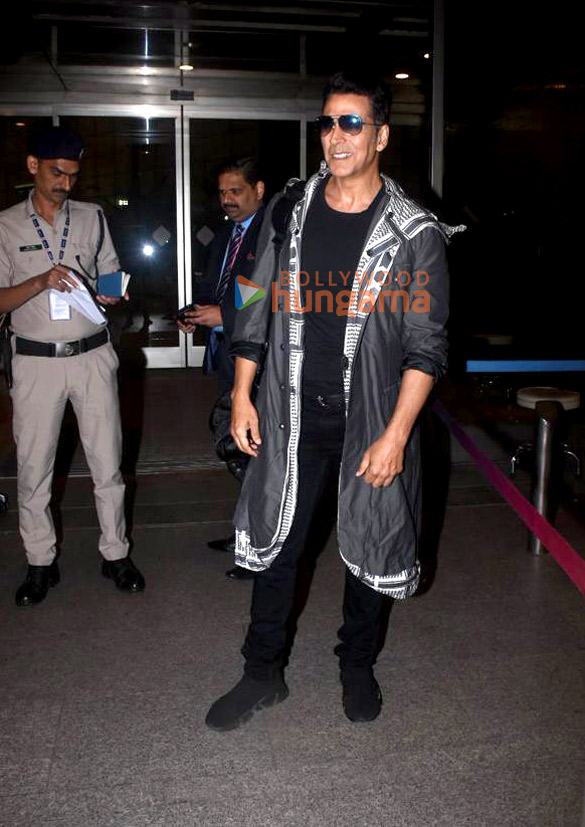 photos akshay kumar snapped at the airport 6 2
