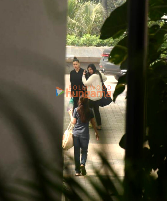photos alia bhatt and shaheen bhatt spotted in bandra 1