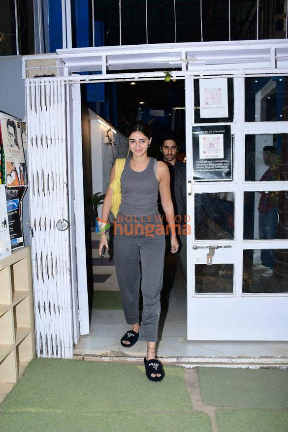 photos ananya panday vihaan samat and vikramaditya motwane snapped in versova 4