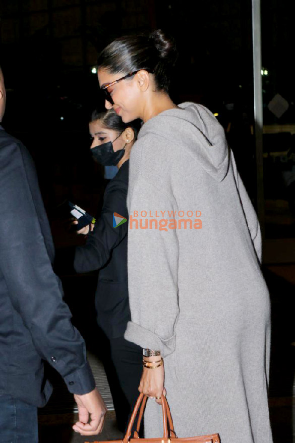 photos deepika padukone and rakul preet singh snapped at the airport 3