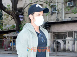 Photos: Hrithik Roshan snapped in Juhu
