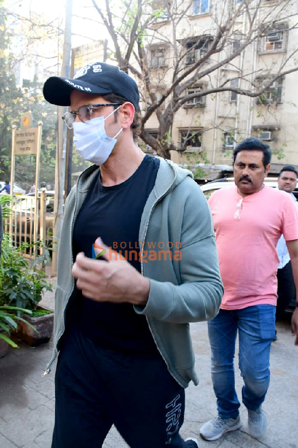 photos hrithik roshan snapped in juhu 4