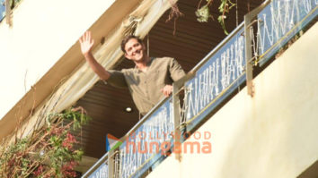 Photos: Hrithik Roshan spotted on his birthday at his residence in Juhu