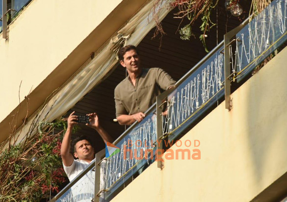 photos hrithik roshan spotted on his birthday at his residence in juhu 3