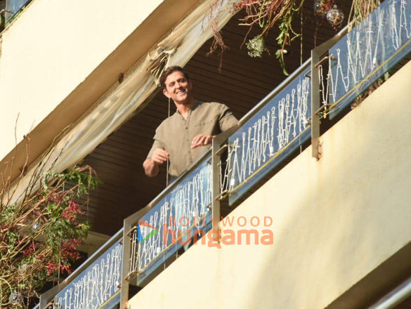 photos hrithik roshan spotted on his birthday at his residence in juhu 4