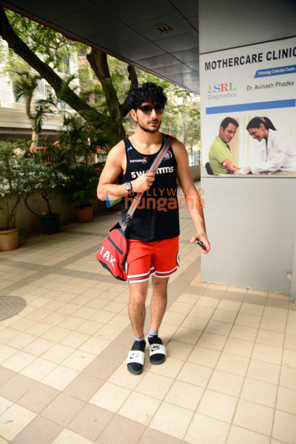 Photos: Ibrahim Ali Khan and Siddhant Chaturvedi snapped at their gym in Juhu Photos: Ibrahim Ali Khan and Siddhant Chaturvedi snapped at their gym in Juhu