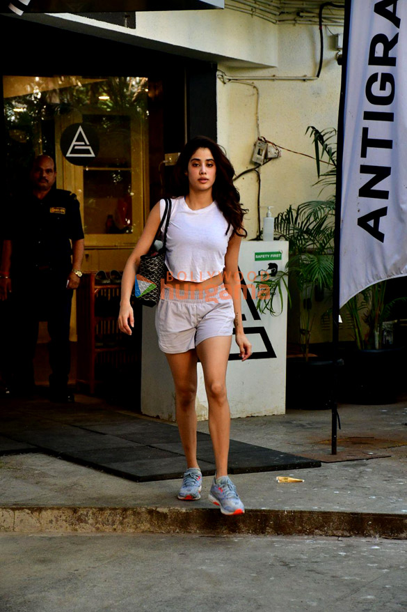 photos janhvi kapoor spotted outside the gym 2 10