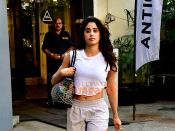 Janhvi Kapoor gets a piggyback ride from her gym trainer : Bollywood News -  Bollywood Hungama