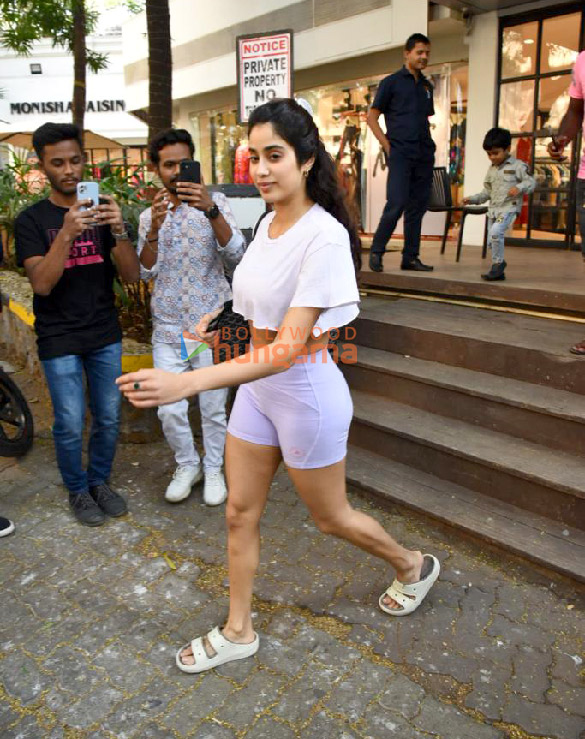Photos: Janhvi Kapoor spotted outside the gym Photos: Janhvi Kapoor spotted outside the gym