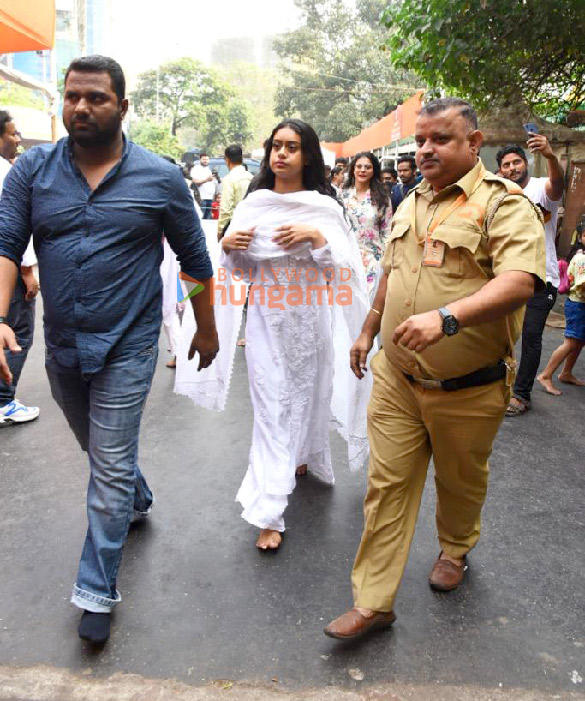 photos kajol and daughter nysa devgan snapped at siddhivinayak temple 2 2