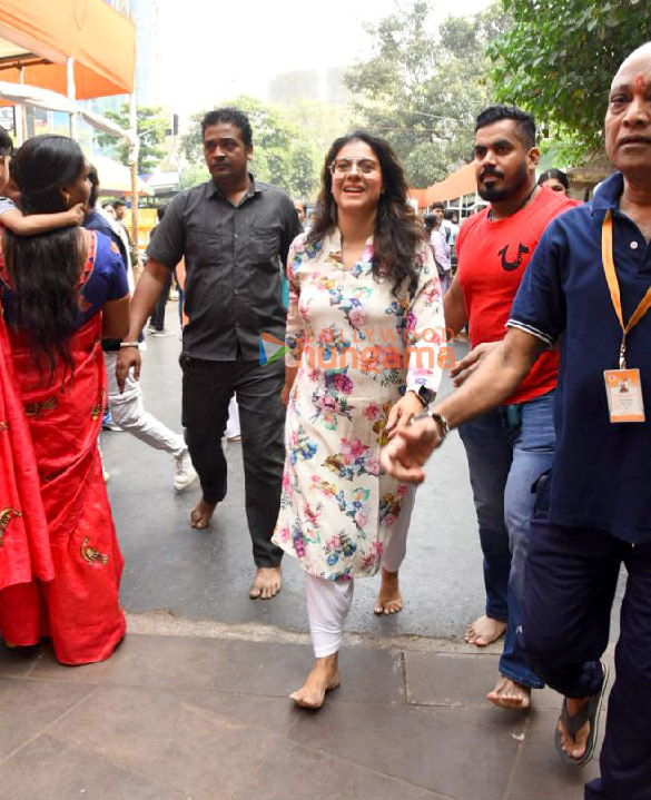 photos kajol and daughter nysa devgan snapped at siddhivinayak temple 3