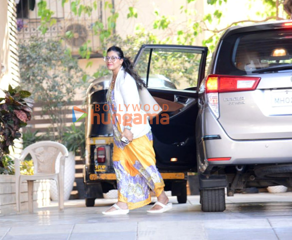 Photos: Kajol snapped in Juhu Photos: Kajol snapped in Juhu