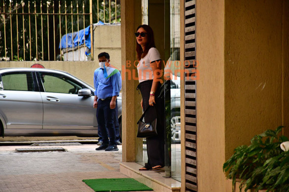 photos kareena kapoor khan saif ali khan karisma kapoor and others spotted at ranbir kapoors residence 3