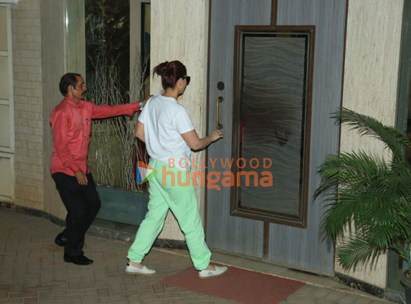 photos kareena kapoor khan spotted in bandra 2 54