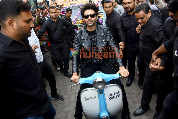 photos kartik aaryan kriti sanon and bhushan kumar grace the trailer launch of shehzada 6